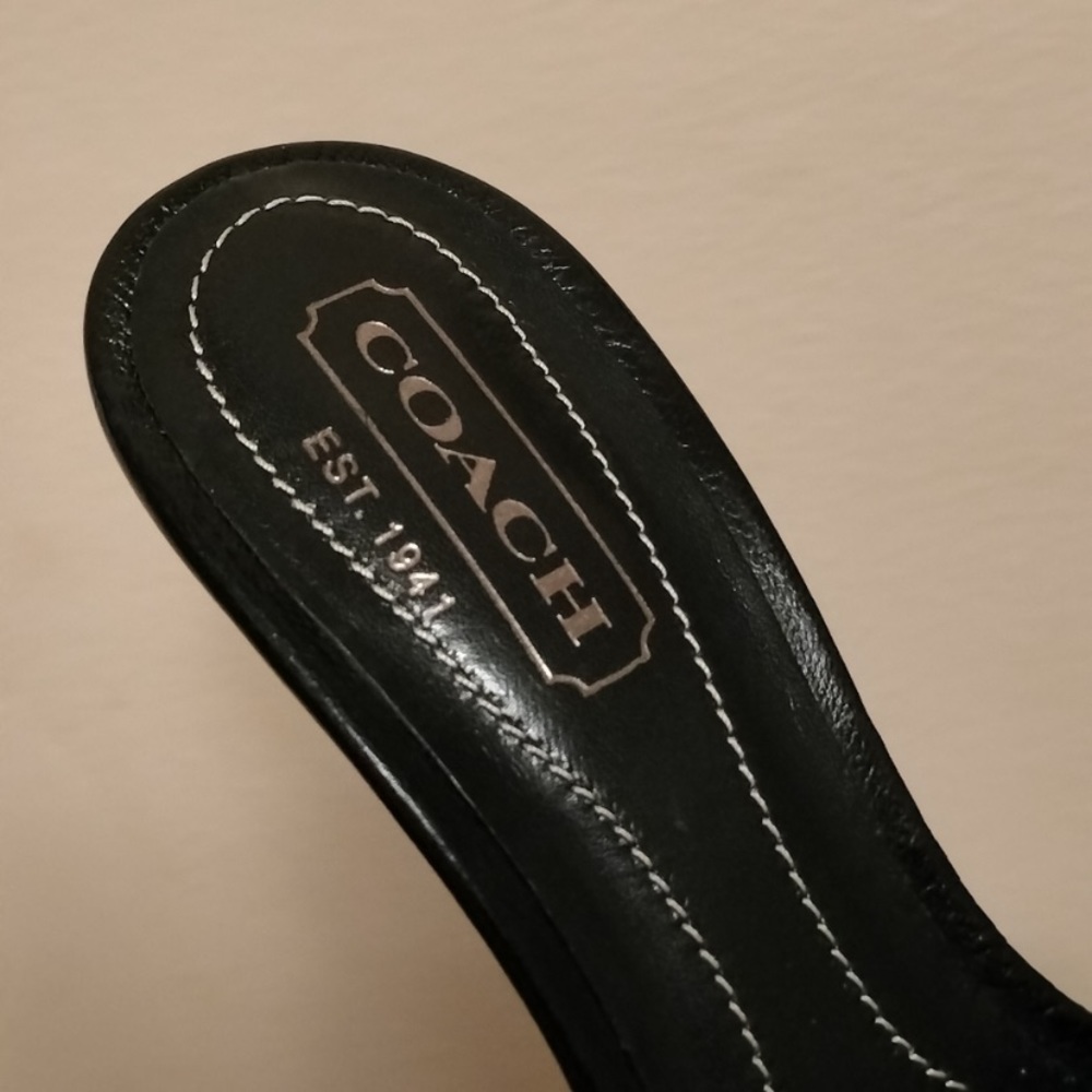 Coach. Flat heels